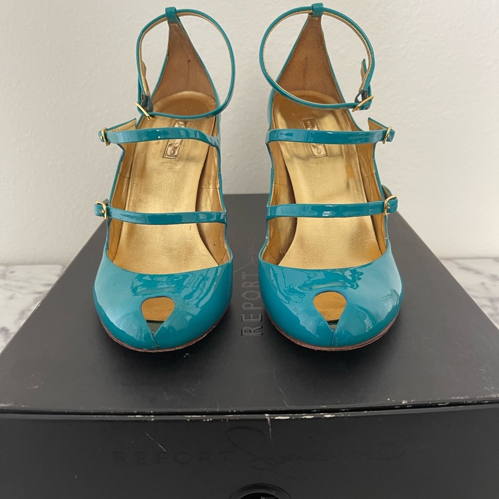 Beautiful patent teal turquoise blue report signature open toe heels
